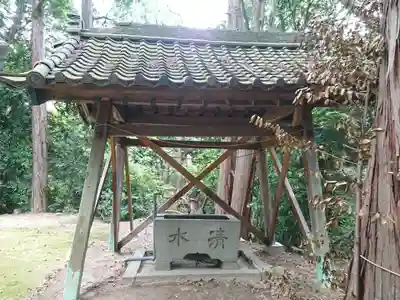 巓神社の手水舎