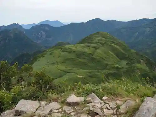 雨飾山北峰の石仏の景色