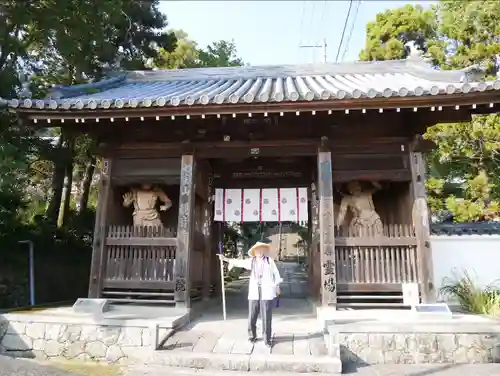 観音寺の山門