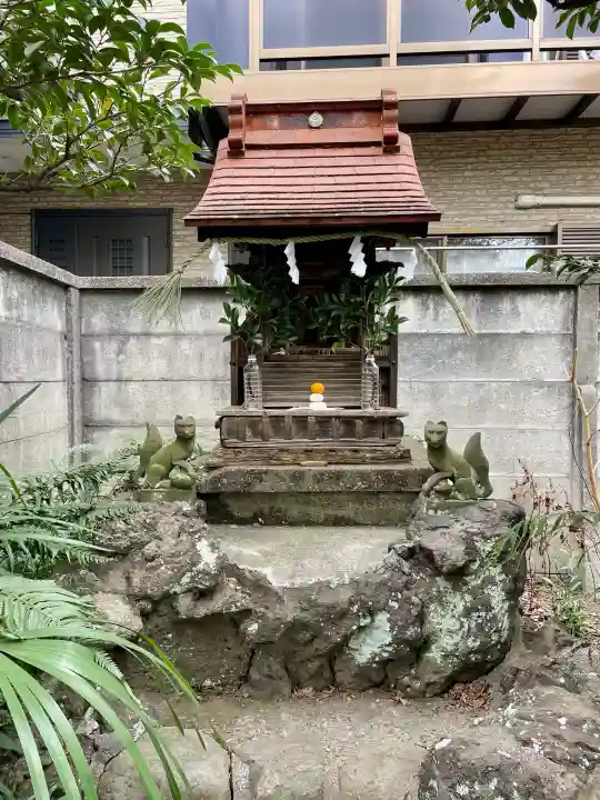 戸田稲荷神社の{uncategorized: "未分類", other: "その他", undefined: "問題あり", building: "その他建物", grave: "お墓", sacred_gate: "鳥居", guardian: "狛犬", statue: "像", buddha: "仏像", history: "歴史", nature: "自然", garden: "庭園", animal: "動物", pagoda: "塔", temizu: "手水舎", mountain_gate: "山門・神門", sanctuary: "本殿・本堂", subordinate: "末社・摂社", art: "芸術", scenery: "景色", jizo: "地蔵", ema: "絵馬", goshuin: "御朱印", omikuji: "おみくじ", items: "授与品その他", amulet: "お守り", goshuincho: "御朱印帳", eats: "食事", festival: "お祭り", votive_dance: "神楽", shichigosan: "七五三参", wedding: "結婚式", experience: "体験その他", initially: "初詣", around: "周辺", anti_infection: "感染症対策"}