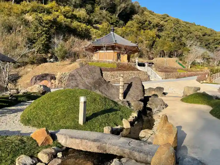尊永寺の{uncategorized: "未分類", other: "その他", undefined: "問題あり", building: "その他建物", grave: "お墓", sacred_gate: "鳥居", guardian: "狛犬", statue: "像", buddha: "仏像", history: "歴史", nature: "自然", garden: "庭園", animal: "動物", pagoda: "塔", temizu: "手水舎", mountain_gate: "山門・神門", sanctuary: "本殿・本堂", subordinate: "末社・摂社", art: "芸術", scenery: "景色", jizo: "地蔵", ema: "絵馬", goshuin: "御朱印", omikuji: "おみくじ", items: "授与品その他", amulet: "お守り", goshuincho: "御朱印帳", eats: "食事", festival: "お祭り", votive_dance: "神楽", shichigosan: "七五三参", wedding: "結婚式", experience: "体験その他", initially: "初詣", around: "周辺", anti_infection: "感染症対策"}
