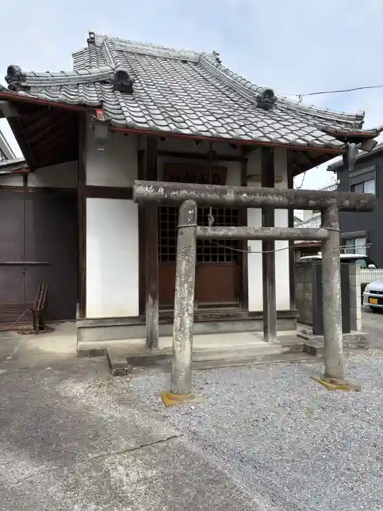 白山神社の{uncategorized: "未分類", other: "その他", undefined: "問題あり", building: "その他建物", grave: "お墓", sacred_gate: "鳥居", guardian: "狛犬", statue: "像", buddha: "仏像", history: "歴史", nature: "自然", garden: "庭園", animal: "動物", pagoda: "塔", temizu: "手水舎", mountain_gate: "山門・神門", sanctuary: "本殿・本堂", subordinate: "末社・摂社", art: "芸術", scenery: "景色", jizo: "地蔵", ema: "絵馬", goshuin: "御朱印", omikuji: "おみくじ", items: "授与品その他", amulet: "お守り", goshuincho: "御朱印帳", eats: "食事", festival: "お祭り", votive_dance: "神楽", shichigosan: "七五三参", wedding: "結婚式", experience: "体験その他", initially: "初詣", around: "周辺", anti_infection: "感染症対策"}