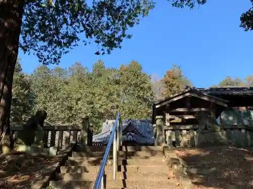 露垂根神社の建物その他