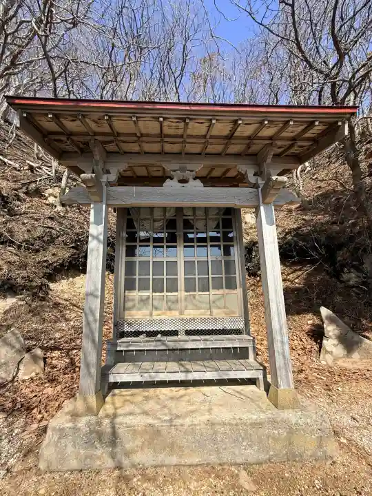 小谷石大明神の{uncategorized: "未分類", other: "その他", undefined: "問題あり", building: "その他建物", grave: "お墓", sacred_gate: "鳥居", guardian: "狛犬", statue: "像", buddha: "仏像", history: "歴史", nature: "自然", garden: "庭園", animal: "動物", pagoda: "塔", temizu: "手水舎", mountain_gate: "山門・神門", sanctuary: "本殿・本堂", subordinate: "末社・摂社", art: "芸術", scenery: "景色", jizo: "地蔵", ema: "絵馬", goshuin: "御朱印", omikuji: "おみくじ", items: "授与品その他", amulet: "お守り", goshuincho: "御朱印帳", eats: "食事", festival: "お祭り", votive_dance: "神楽", shichigosan: "七五三参", wedding: "結婚式", experience: "体験その他", initially: "初詣", around: "周辺", anti_infection: "感染症対策"}