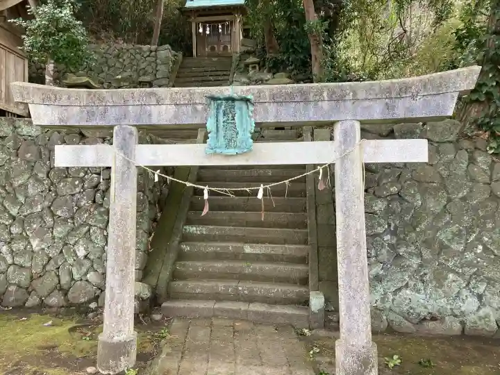 龍王神社の{uncategorized: "未分類", other: "その他", undefined: "問題あり", building: "その他建物", grave: "お墓", sacred_gate: "鳥居", guardian: "狛犬", statue: "像", buddha: "仏像", history: "歴史", nature: "自然", garden: "庭園", animal: "動物", pagoda: "塔", temizu: "手水舎", mountain_gate: "山門・神門", sanctuary: "本殿・本堂", subordinate: "末社・摂社", art: "芸術", scenery: "景色", jizo: "地蔵", ema: "絵馬", goshuin: "御朱印", omikuji: "おみくじ", items: "授与品その他", amulet: "お守り", goshuincho: "御朱印帳", eats: "食事", festival: "お祭り", votive_dance: "神楽", shichigosan: "七五三参", wedding: "結婚式", experience: "体験その他", initially: "初詣", around: "周辺", anti_infection: "感染症対策"}