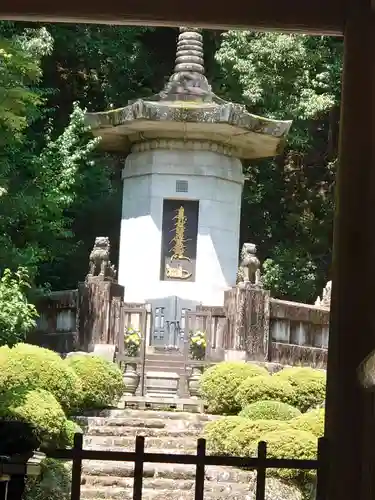 身延山 祖廟拝殿の塔