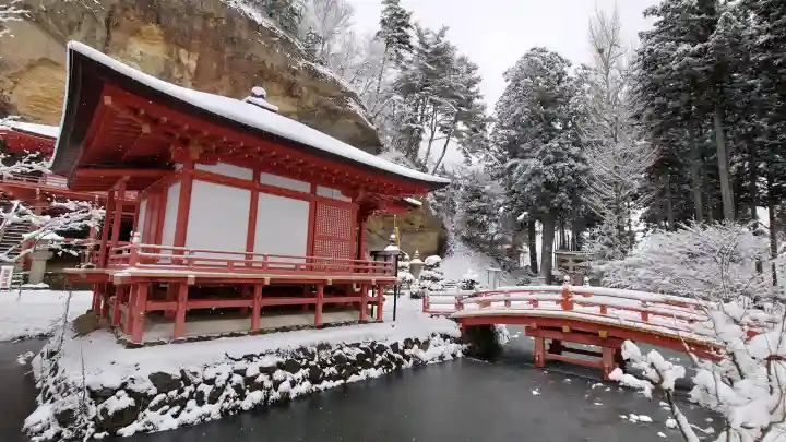 達谷窟毘沙門堂の{uncategorized: "未分類", other: "その他", undefined: "問題あり", building: "その他建物", grave: "お墓", sacred_gate: "鳥居", guardian: "狛犬", statue: "像", buddha: "仏像", history: "歴史", nature: "自然", garden: "庭園", animal: "動物", pagoda: "塔", temizu: "手水舎", mountain_gate: "山門・神門", sanctuary: "本殿・本堂", subordinate: "末社・摂社", art: "芸術", scenery: "景色", jizo: "地蔵", ema: "絵馬", goshuin: "御朱印", omikuji: "おみくじ", items: "授与品その他", amulet: "お守り", goshuincho: "御朱印帳", eats: "食事", festival: "お祭り", votive_dance: "神楽", shichigosan: "七五三参", wedding: "結婚式", experience: "体験その他", initially: "初詣", around: "周辺", anti_infection: "感染症対策"}