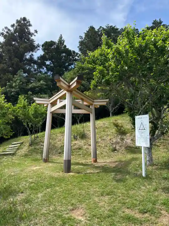 谷崎天神社の{uncategorized: "未分類", other: "その他", undefined: "問題あり", building: "その他建物", grave: "お墓", sacred_gate: "鳥居", guardian: "狛犬", statue: "像", buddha: "仏像", history: "歴史", nature: "自然", garden: "庭園", animal: "動物", pagoda: "塔", temizu: "手水舎", mountain_gate: "山門・神門", sanctuary: "本殿・本堂", subordinate: "末社・摂社", art: "芸術", scenery: "景色", jizo: "地蔵", ema: "絵馬", goshuin: "御朱印", omikuji: "おみくじ", items: "授与品その他", amulet: "お守り", goshuincho: "御朱印帳", eats: "食事", festival: "お祭り", votive_dance: "神楽", shichigosan: "七五三参", wedding: "結婚式", experience: "体験その他", initially: "初詣", around: "周辺", anti_infection: "感染症対策"}
