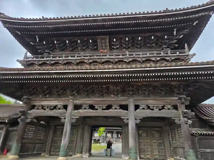 井波別院瑞泉寺の{uncategorized: "未分類", other: "その他", undefined: "問題あり", building: "その他建物", grave: "お墓", sacred_gate: "鳥居", guardian: "狛犬", statue: "像", buddha: "仏像", history: "歴史", nature: "自然", garden: "庭園", animal: "動物", pagoda: "塔", temizu: "手水舎", mountain_gate: "山門・神門", sanctuary: "本殿・本堂", subordinate: "末社・摂社", art: "芸術", scenery: "景色", jizo: "地蔵", ema: "絵馬", goshuin: "御朱印", omikuji: "おみくじ", items: "授与品その他", amulet: "お守り", goshuincho: "御朱印帳", eats: "食事", festival: "お祭り", votive_dance: "神楽", shichigosan: "七五三参", wedding: "結婚式", experience: "体験その他", initially: "初詣", around: "周辺", anti_infection: "感染症対策"}