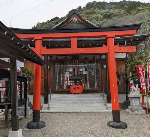 多度稲荷神社の{uncategorized: "未分類", other: "その他", undefined: "問題あり", building: "その他建物", grave: "お墓", sacred_gate: "鳥居", guardian: "狛犬", statue: "像", buddha: "仏像", history: "歴史", nature: "自然", garden: "庭園", animal: "動物", pagoda: "塔", temizu: "手水舎", mountain_gate: "山門・神門", sanctuary: "本殿・本堂", subordinate: "末社・摂社", art: "芸術", scenery: "景色", jizo: "地蔵", ema: "絵馬", goshuin: "御朱印", omikuji: "おみくじ", items: "授与品その他", amulet: "お守り", goshuincho: "御朱印帳", eats: "食事", festival: "お祭り", votive_dance: "神楽", shichigosan: "七五三参", wedding: "結婚式", experience: "体験その他", initially: "初詣", around: "周辺", anti_infection: "感染症対策"}