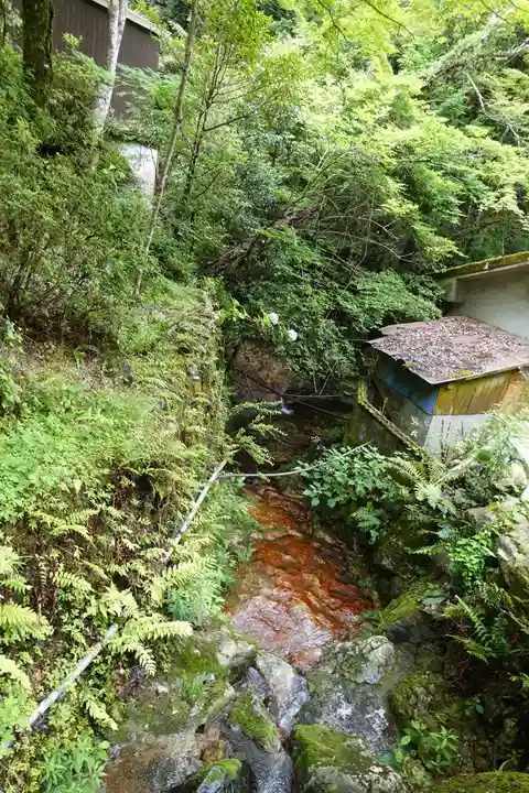 満願滝弁財天の周辺