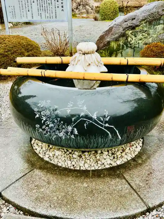 菊水寺の{uncategorized: "未分類", other: "その他", undefined: "問題あり", building: "その他建物", grave: "お墓", sacred_gate: "鳥居", guardian: "狛犬", statue: "像", buddha: "仏像", history: "歴史", nature: "自然", garden: "庭園", animal: "動物", pagoda: "塔", temizu: "手水舎", mountain_gate: "山門・神門", sanctuary: "本殿・本堂", subordinate: "末社・摂社", art: "芸術", scenery: "景色", jizo: "地蔵", ema: "絵馬", goshuin: "御朱印", omikuji: "おみくじ", items: "授与品その他", amulet: "お守り", goshuincho: "御朱印帳", eats: "食事", festival: "お祭り", votive_dance: "神楽", shichigosan: "七五三参", wedding: "結婚式", experience: "体験その他", initially: "初詣", around: "周辺", anti_infection: "感染症対策"}