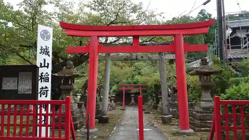 松江城山稲荷神社の鳥居