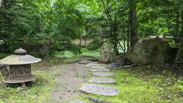 帯廣神社の庭園