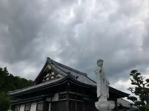 長竜寺の{uncategorized: "未分類", other: "その他", undefined: "問題あり", building: "その他建物", grave: "お墓", sacred_gate: "鳥居", guardian: "狛犬", statue: "像", buddha: "仏像", history: "歴史", nature: "自然", garden: "庭園", animal: "動物", pagoda: "塔", temizu: "手水舎", mountain_gate: "山門・神門", sanctuary: "本殿・本堂", subordinate: "末社・摂社", art: "芸術", scenery: "景色", jizo: "地蔵", ema: "絵馬", goshuin: "御朱印", omikuji: "おみくじ", items: "授与品その他", amulet: "お守り", goshuincho: "御朱印帳", eats: "食事", festival: "お祭り", votive_dance: "神楽", shichigosan: "七五三参", wedding: "結婚式", experience: "体験その他", initially: "初詣", around: "周辺", anti_infection: "感染症対策"}