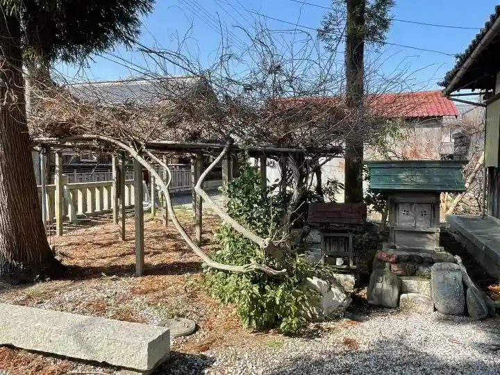 春日神社(世継)の{uncategorized: "未分類", other: "その他", undefined: "問題あり", building: "その他建物", grave: "お墓", sacred_gate: "鳥居", guardian: "狛犬", statue: "像", buddha: "仏像", history: "歴史", nature: "自然", garden: "庭園", animal: "動物", pagoda: "塔", temizu: "手水舎", mountain_gate: "山門・神門", sanctuary: "本殿・本堂", subordinate: "末社・摂社", art: "芸術", scenery: "景色", jizo: "地蔵", ema: "絵馬", goshuin: "御朱印", omikuji: "おみくじ", items: "授与品その他", amulet: "お守り", goshuincho: "御朱印帳", eats: "食事", festival: "お祭り", votive_dance: "神楽", shichigosan: "七五三参", wedding: "結婚式", experience: "体験その他", initially: "初詣", around: "周辺", anti_infection: "感染症対策"}