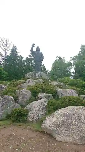 三峯神社の像