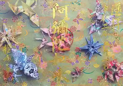 こちらは春限定「躍」。
折り鶴の他に、カラフルな蝶🦋が台紙に使われており、春の躍動感を感じるデザインです。