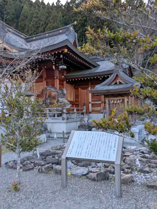 丹生川上神社(上社)の{uncategorized: "未分類", other: "その他", undefined: "問題あり", building: "その他建物", grave: "お墓", sacred_gate: "鳥居", guardian: "狛犬", statue: "像", buddha: "仏像", history: "歴史", nature: "自然", garden: "庭園", animal: "動物", pagoda: "塔", temizu: "手水舎", mountain_gate: "山門・神門", sanctuary: "本殿・本堂", subordinate: "末社・摂社", art: "芸術", scenery: "景色", jizo: "地蔵", ema: "絵馬", goshuin: "御朱印", omikuji: "おみくじ", items: "授与品その他", amulet: "お守り", goshuincho: "御朱印帳", eats: "食事", festival: "お祭り", votive_dance: "神楽", shichigosan: "七五三参", wedding: "結婚式", experience: "体験その他", initially: "初詣", around: "周辺", anti_infection: "感染症対策"}