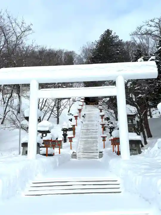 夕張神社の{uncategorized: "未分類", other: "その他", undefined: "問題あり", building: "その他建物", grave: "お墓", sacred_gate: "鳥居", guardian: "狛犬", statue: "像", buddha: "仏像", history: "歴史", nature: "自然", garden: "庭園", animal: "動物", pagoda: "塔", temizu: "手水舎", mountain_gate: "山門・神門", sanctuary: "本殿・本堂", subordinate: "末社・摂社", art: "芸術", scenery: "景色", jizo: "地蔵", ema: "絵馬", goshuin: "御朱印", omikuji: "おみくじ", items: "授与品その他", amulet: "お守り", goshuincho: "御朱印帳", eats: "食事", festival: "お祭り", votive_dance: "神楽", shichigosan: "七五三参", wedding: "結婚式", experience: "体験その他", initially: "初詣", around: "周辺", anti_infection: "感染症対策"}