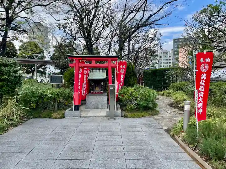 錦秋稲荷大明神の{uncategorized: "未分類", other: "その他", undefined: "問題あり", building: "その他建物", grave: "お墓", sacred_gate: "鳥居", guardian: "狛犬", statue: "像", buddha: "仏像", history: "歴史", nature: "自然", garden: "庭園", animal: "動物", pagoda: "塔", temizu: "手水舎", mountain_gate: "山門・神門", sanctuary: "本殿・本堂", subordinate: "末社・摂社", art: "芸術", scenery: "景色", jizo: "地蔵", ema: "絵馬", goshuin: "御朱印", omikuji: "おみくじ", items: "授与品その他", amulet: "お守り", goshuincho: "御朱印帳", eats: "食事", festival: "お祭り", votive_dance: "神楽", shichigosan: "七五三参", wedding: "結婚式", experience: "体験その他", initially: "初詣", around: "周辺", anti_infection: "感染症対策"}