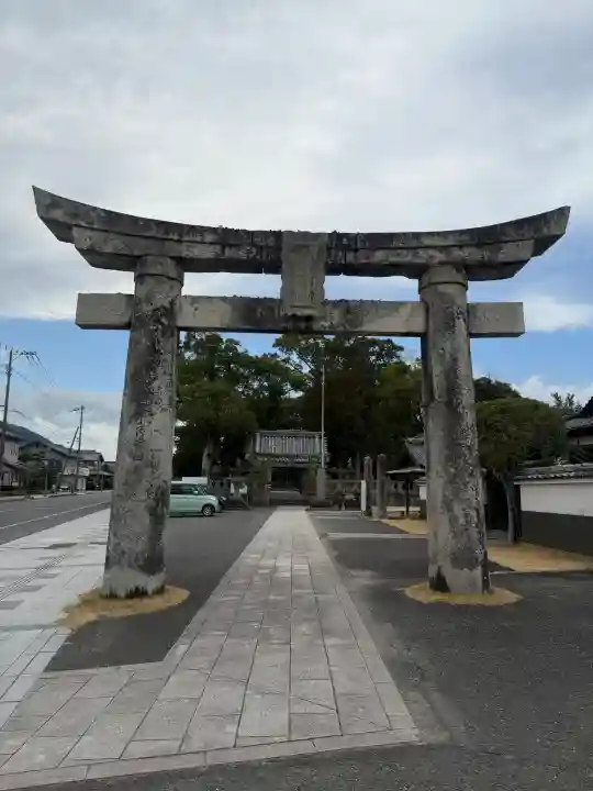 諏訪神社の{uncategorized: "未分類", other: "その他", undefined: "問題あり", building: "その他建物", grave: "お墓", sacred_gate: "鳥居", guardian: "狛犬", statue: "像", buddha: "仏像", history: "歴史", nature: "自然", garden: "庭園", animal: "動物", pagoda: "塔", temizu: "手水舎", mountain_gate: "山門・神門", sanctuary: "本殿・本堂", subordinate: "末社・摂社", art: "芸術", scenery: "景色", jizo: "地蔵", ema: "絵馬", goshuin: "御朱印", omikuji: "おみくじ", items: "授与品その他", amulet: "お守り", goshuincho: "御朱印帳", eats: "食事", festival: "お祭り", votive_dance: "神楽", shichigosan: "七五三参", wedding: "結婚式", experience: "体験その他", initially: "初詣", around: "周辺", anti_infection: "感染症対策"}