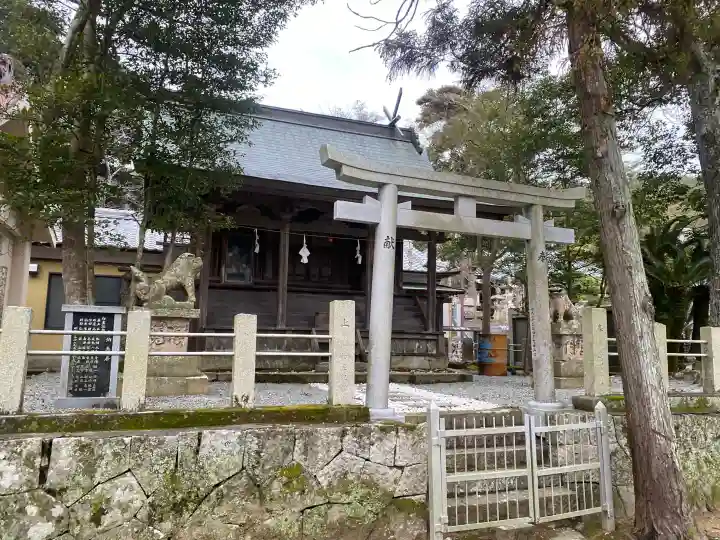賀集八幡神社の{uncategorized: "未分類", other: "その他", undefined: "問題あり", building: "その他建物", grave: "お墓", sacred_gate: "鳥居", guardian: "狛犬", statue: "像", buddha: "仏像", history: "歴史", nature: "自然", garden: "庭園", animal: "動物", pagoda: "塔", temizu: "手水舎", mountain_gate: "山門・神門", sanctuary: "本殿・本堂", subordinate: "末社・摂社", art: "芸術", scenery: "景色", jizo: "地蔵", ema: "絵馬", goshuin: "御朱印", omikuji: "おみくじ", items: "授与品その他", amulet: "お守り", goshuincho: "御朱印帳", eats: "食事", festival: "お祭り", votive_dance: "神楽", shichigosan: "七五三参", wedding: "結婚式", experience: "体験その他", initially: "初詣", around: "周辺", anti_infection: "感染症対策"}