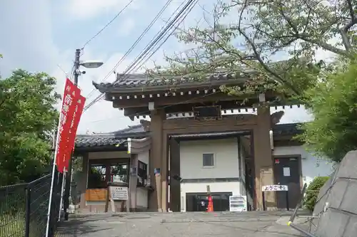 大船観音寺の山門