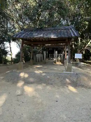 國常立神社の{uncategorized: "未分類", other: "その他", undefined: "問題あり", building: "その他建物", grave: "お墓", sacred_gate: "鳥居", guardian: "狛犬", statue: "像", buddha: "仏像", history: "歴史", nature: "自然", garden: "庭園", animal: "動物", pagoda: "塔", temizu: "手水舎", mountain_gate: "山門・神門", sanctuary: "本殿・本堂", subordinate: "末社・摂社", art: "芸術", scenery: "景色", jizo: "地蔵", ema: "絵馬", goshuin: "御朱印", omikuji: "おみくじ", items: "授与品その他", amulet: "お守り", goshuincho: "御朱印帳", eats: "食事", festival: "お祭り", votive_dance: "神楽", shichigosan: "七五三参", wedding: "結婚式", experience: "体験その他", initially: "初詣", around: "周辺", anti_infection: "感染症対策"}