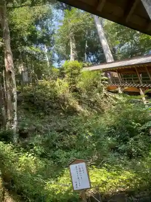 丹生川上神社（下社）の{uncategorized: "未分類", other: "その他", undefined: "問題あり", building: "その他建物", grave: "お墓", sacred_gate: "鳥居", guardian: "狛犬", statue: "像", buddha: "仏像", history: "歴史", nature: "自然", garden: "庭園", animal: "動物", pagoda: "塔", temizu: "手水舎", mountain_gate: "山門・神門", sanctuary: "本殿・本堂", subordinate: "末社・摂社", art: "芸術", scenery: "景色", jizo: "地蔵", ema: "絵馬", goshuin: "御朱印", omikuji: "おみくじ", items: "授与品その他", amulet: "お守り", goshuincho: "御朱印帳", eats: "食事", festival: "お祭り", votive_dance: "神楽", shichigosan: "七五三参", wedding: "結婚式", experience: "体験その他", initially: "初詣", around: "周辺", anti_infection: "感染症対策"}