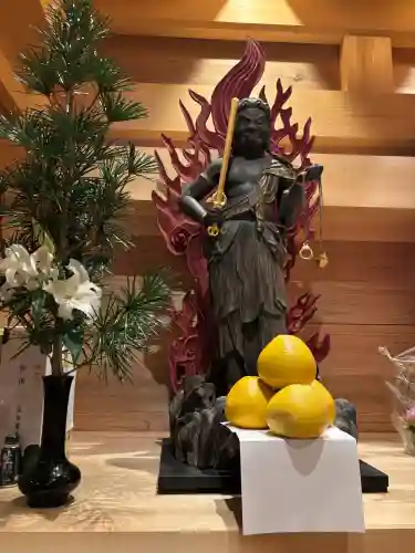 青岸渡寺の{uncategorized: "未分類", other: "その他", undefined: "問題あり", building: "その他建物", grave: "お墓", sacred_gate: "鳥居", guardian: "狛犬", statue: "像", buddha: "仏像", history: "歴史", nature: "自然", garden: "庭園", animal: "動物", pagoda: "塔", temizu: "手水舎", mountain_gate: "山門・神門", sanctuary: "本殿・本堂", subordinate: "末社・摂社", art: "芸術", scenery: "景色", jizo: "地蔵", ema: "絵馬", goshuin: "御朱印", omikuji: "おみくじ", items: "授与品その他", amulet: "お守り", goshuincho: "御朱印帳", eats: "食事", festival: "お祭り", votive_dance: "神楽", shichigosan: "七五三参", wedding: "結婚式", experience: "体験その他", initially: "初詣", around: "周辺", anti_infection: "感染症対策"}