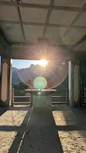 三峯神社の{uncategorized: "未分類", other: "その他", undefined: "問題あり", building: "その他建物", grave: "お墓", sacred_gate: "鳥居", guardian: "狛犬", statue: "像", buddha: "仏像", history: "歴史", nature: "自然", garden: "庭園", animal: "動物", pagoda: "塔", temizu: "手水舎", mountain_gate: "山門・神門", sanctuary: "本殿・本堂", subordinate: "末社・摂社", art: "芸術", scenery: "景色", jizo: "地蔵", ema: "絵馬", goshuin: "御朱印", omikuji: "おみくじ", items: "授与品その他", amulet: "お守り", goshuincho: "御朱印帳", eats: "食事", festival: "お祭り", votive_dance: "神楽", shichigosan: "七五三参", wedding: "結婚式", experience: "体験その他", initially: "初詣", around: "周辺", anti_infection: "感染症対策"}