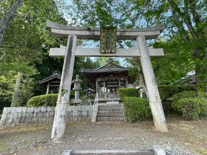 八幡神社 (山本)の{uncategorized: "未分類", other: "その他", undefined: "問題あり", building: "その他建物", grave: "お墓", sacred_gate: "鳥居", guardian: "狛犬", statue: "像", buddha: "仏像", history: "歴史", nature: "自然", garden: "庭園", animal: "動物", pagoda: "塔", temizu: "手水舎", mountain_gate: "山門・神門", sanctuary: "本殿・本堂", subordinate: "末社・摂社", art: "芸術", scenery: "景色", jizo: "地蔵", ema: "絵馬", goshuin: "御朱印", omikuji: "おみくじ", items: "授与品その他", amulet: "お守り", goshuincho: "御朱印帳", eats: "食事", festival: "お祭り", votive_dance: "神楽", shichigosan: "七五三参", wedding: "結婚式", experience: "体験その他", initially: "初詣", around: "周辺", anti_infection: "感染症対策"}