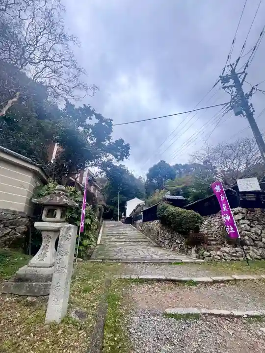 石座神社の{uncategorized: "未分類", other: "その他", undefined: "問題あり", building: "その他建物", grave: "お墓", sacred_gate: "鳥居", guardian: "狛犬", statue: "像", buddha: "仏像", history: "歴史", nature: "自然", garden: "庭園", animal: "動物", pagoda: "塔", temizu: "手水舎", mountain_gate: "山門・神門", sanctuary: "本殿・本堂", subordinate: "末社・摂社", art: "芸術", scenery: "景色", jizo: "地蔵", ema: "絵馬", goshuin: "御朱印", omikuji: "おみくじ", items: "授与品その他", amulet: "お守り", goshuincho: "御朱印帳", eats: "食事", festival: "お祭り", votive_dance: "神楽", shichigosan: "七五三参", wedding: "結婚式", experience: "体験その他", initially: "初詣", around: "周辺", anti_infection: "感染症対策"}