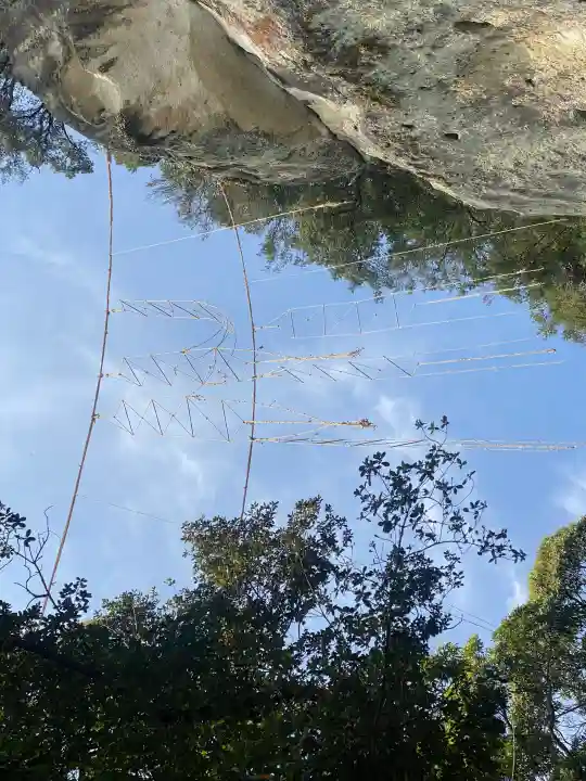 花窟神社の{uncategorized: "未分類", other: "その他", undefined: "問題あり", building: "その他建物", grave: "お墓", sacred_gate: "鳥居", guardian: "狛犬", statue: "像", buddha: "仏像", history: "歴史", nature: "自然", garden: "庭園", animal: "動物", pagoda: "塔", temizu: "手水舎", mountain_gate: "山門・神門", sanctuary: "本殿・本堂", subordinate: "末社・摂社", art: "芸術", scenery: "景色", jizo: "地蔵", ema: "絵馬", goshuin: "御朱印", omikuji: "おみくじ", items: "授与品その他", amulet: "お守り", goshuincho: "御朱印帳", eats: "食事", festival: "お祭り", votive_dance: "神楽", shichigosan: "七五三参", wedding: "結婚式", experience: "体験その他", initially: "初詣", around: "周辺", anti_infection: "感染症対策"}