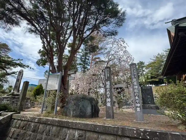 豊景神社の{uncategorized: "未分類", other: "その他", undefined: "問題あり", building: "その他建物", grave: "お墓", sacred_gate: "鳥居", guardian: "狛犬", statue: "像", buddha: "仏像", history: "歴史", nature: "自然", garden: "庭園", animal: "動物", pagoda: "塔", temizu: "手水舎", mountain_gate: "山門・神門", sanctuary: "本殿・本堂", subordinate: "末社・摂社", art: "芸術", scenery: "景色", jizo: "地蔵", ema: "絵馬", goshuin: "御朱印", omikuji: "おみくじ", items: "授与品その他", amulet: "お守り", goshuincho: "御朱印帳", eats: "食事", festival: "お祭り", votive_dance: "神楽", shichigosan: "七五三参", wedding: "結婚式", experience: "体験その他", initially: "初詣", around: "周辺", anti_infection: "感染症対策"}