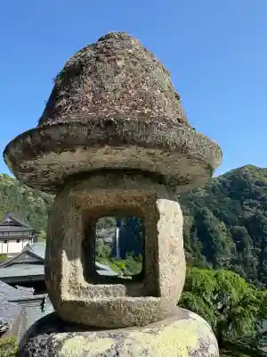 青岸渡寺の{uncategorized: "未分類", other: "その他", undefined: "問題あり", building: "その他建物", grave: "お墓", sacred_gate: "鳥居", guardian: "狛犬", statue: "像", buddha: "仏像", history: "歴史", nature: "自然", garden: "庭園", animal: "動物", pagoda: "塔", temizu: "手水舎", mountain_gate: "山門・神門", sanctuary: "本殿・本堂", subordinate: "末社・摂社", art: "芸術", scenery: "景色", jizo: "地蔵", ema: "絵馬", goshuin: "御朱印", omikuji: "おみくじ", items: "授与品その他", amulet: "お守り", goshuincho: "御朱印帳", eats: "食事", festival: "お祭り", votive_dance: "神楽", shichigosan: "七五三参", wedding: "結婚式", experience: "体験その他", initially: "初詣", around: "周辺", anti_infection: "感染症対策"}