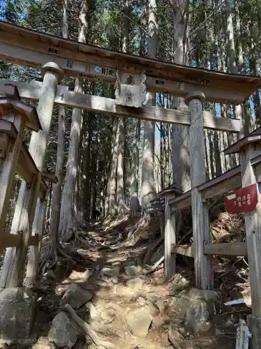 三峯神社奥宮の{uncategorized: "未分類", other: "その他", undefined: "問題あり", building: "その他建物", grave: "お墓", sacred_gate: "鳥居", guardian: "狛犬", statue: "像", buddha: "仏像", history: "歴史", nature: "自然", garden: "庭園", animal: "動物", pagoda: "塔", temizu: "手水舎", mountain_gate: "山門・神門", sanctuary: "本殿・本堂", subordinate: "末社・摂社", art: "芸術", scenery: "景色", jizo: "地蔵", ema: "絵馬", goshuin: "御朱印", omikuji: "おみくじ", items: "授与品その他", amulet: "お守り", goshuincho: "御朱印帳", eats: "食事", festival: "お祭り", votive_dance: "神楽", shichigosan: "七五三参", wedding: "結婚式", experience: "体験その他", initially: "初詣", around: "周辺", anti_infection: "感染症対策"}