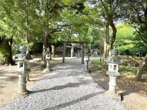 逆川神社の建物その他