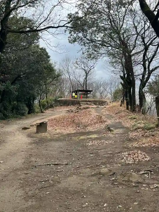 新田神社の{uncategorized: "未分類", other: "その他", undefined: "問題あり", building: "その他建物", grave: "お墓", sacred_gate: "鳥居", guardian: "狛犬", statue: "像", buddha: "仏像", history: "歴史", nature: "自然", garden: "庭園", animal: "動物", pagoda: "塔", temizu: "手水舎", mountain_gate: "山門・神門", sanctuary: "本殿・本堂", subordinate: "末社・摂社", art: "芸術", scenery: "景色", jizo: "地蔵", ema: "絵馬", goshuin: "御朱印", omikuji: "おみくじ", items: "授与品その他", amulet: "お守り", goshuincho: "御朱印帳", eats: "食事", festival: "お祭り", votive_dance: "神楽", shichigosan: "七五三参", wedding: "結婚式", experience: "体験その他", initially: "初詣", around: "周辺", anti_infection: "感染症対策"}