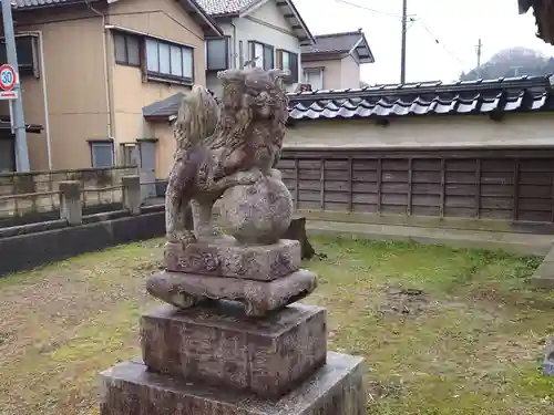 守りの神　藤基神社の狛犬