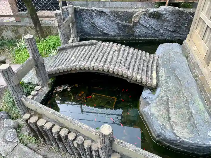 下落合弁財天の{uncategorized: "未分類", other: "その他", undefined: "問題あり", building: "その他建物", grave: "お墓", sacred_gate: "鳥居", guardian: "狛犬", statue: "像", buddha: "仏像", history: "歴史", nature: "自然", garden: "庭園", animal: "動物", pagoda: "塔", temizu: "手水舎", mountain_gate: "山門・神門", sanctuary: "本殿・本堂", subordinate: "末社・摂社", art: "芸術", scenery: "景色", jizo: "地蔵", ema: "絵馬", goshuin: "御朱印", omikuji: "おみくじ", items: "授与品その他", amulet: "お守り", goshuincho: "御朱印帳", eats: "食事", festival: "お祭り", votive_dance: "神楽", shichigosan: "七五三参", wedding: "結婚式", experience: "体験その他", initially: "初詣", around: "周辺", anti_infection: "感染症対策"}