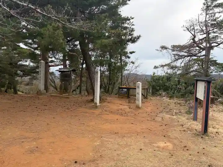 春日山神社の{uncategorized: "未分類", other: "その他", undefined: "問題あり", building: "その他建物", grave: "お墓", sacred_gate: "鳥居", guardian: "狛犬", statue: "像", buddha: "仏像", history: "歴史", nature: "自然", garden: "庭園", animal: "動物", pagoda: "塔", temizu: "手水舎", mountain_gate: "山門・神門", sanctuary: "本殿・本堂", subordinate: "末社・摂社", art: "芸術", scenery: "景色", jizo: "地蔵", ema: "絵馬", goshuin: "御朱印", omikuji: "おみくじ", items: "授与品その他", amulet: "お守り", goshuincho: "御朱印帳", eats: "食事", festival: "お祭り", votive_dance: "神楽", shichigosan: "七五三参", wedding: "結婚式", experience: "体験その他", initially: "初詣", around: "周辺", anti_infection: "感染症対策"}