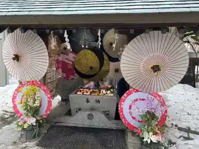 札幌諏訪神社の{uncategorized: "未分類", other: "その他", undefined: "問題あり", building: "その他建物", grave: "お墓", sacred_gate: "鳥居", guardian: "狛犬", statue: "像", buddha: "仏像", history: "歴史", nature: "自然", garden: "庭園", animal: "動物", pagoda: "塔", temizu: "手水舎", mountain_gate: "山門・神門", sanctuary: "本殿・本堂", subordinate: "末社・摂社", art: "芸術", scenery: "景色", jizo: "地蔵", ema: "絵馬", goshuin: "御朱印", omikuji: "おみくじ", items: "授与品その他", amulet: "お守り", goshuincho: "御朱印帳", eats: "食事", festival: "お祭り", votive_dance: "神楽", shichigosan: "七五三参", wedding: "結婚式", experience: "体験その他", initially: "初詣", around: "周辺", anti_infection: "感染症対策"}