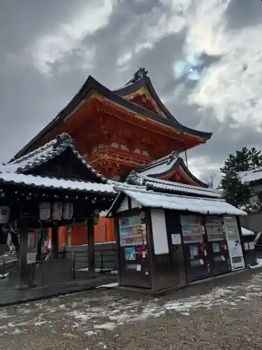 八坂神社(祇園さん)の{uncategorized: "未分類", other: "その他", undefined: "問題あり", building: "その他建物", grave: "お墓", sacred_gate: "鳥居", guardian: "狛犬", statue: "像", buddha: "仏像", history: "歴史", nature: "自然", garden: "庭園", animal: "動物", pagoda: "塔", temizu: "手水舎", mountain_gate: "山門・神門", sanctuary: "本殿・本堂", subordinate: "末社・摂社", art: "芸術", scenery: "景色", jizo: "地蔵", ema: "絵馬", goshuin: "御朱印", omikuji: "おみくじ", items: "授与品その他", amulet: "お守り", goshuincho: "御朱印帳", eats: "食事", festival: "お祭り", votive_dance: "神楽", shichigosan: "七五三参", wedding: "結婚式", experience: "体験その他", initially: "初詣", around: "周辺", anti_infection: "感染症対策"}