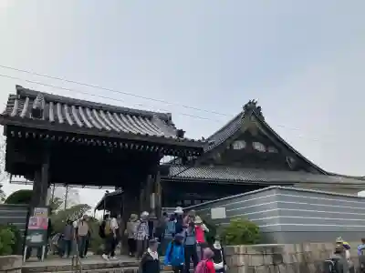 本照寺の{uncategorized: "未分類", other: "その他", undefined: "問題あり", building: "その他建物", grave: "お墓", sacred_gate: "鳥居", guardian: "狛犬", statue: "像", buddha: "仏像", history: "歴史", nature: "自然", garden: "庭園", animal: "動物", pagoda: "塔", temizu: "手水舎", mountain_gate: "山門・神門", sanctuary: "本殿・本堂", subordinate: "末社・摂社", art: "芸術", scenery: "景色", jizo: "地蔵", ema: "絵馬", goshuin: "御朱印", omikuji: "おみくじ", items: "授与品その他", amulet: "お守り", goshuincho: "御朱印帳", eats: "食事", festival: "お祭り", votive_dance: "神楽", shichigosan: "七五三参", wedding: "結婚式", experience: "体験その他", initially: "初詣", around: "周辺", anti_infection: "感染症対策"}