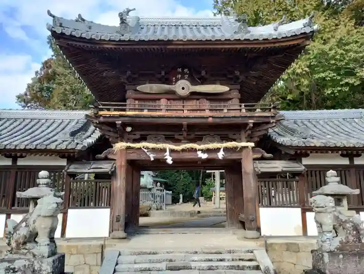 矢田坐久志玉比古神社の山門・神門