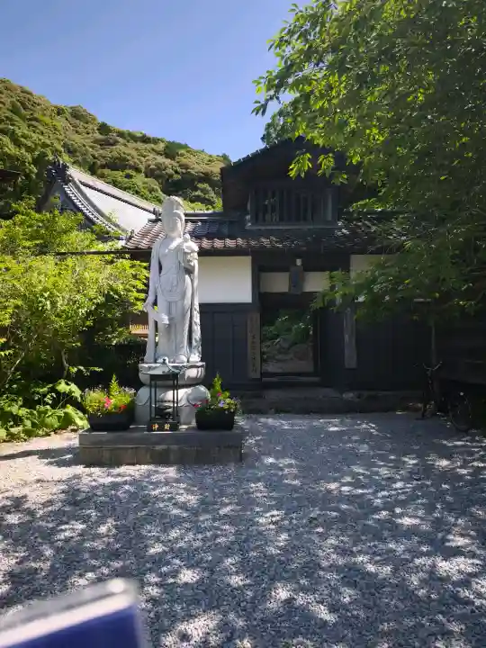 青龍寺の{uncategorized: "未分類", other: "その他", undefined: "問題あり", building: "その他建物", grave: "お墓", sacred_gate: "鳥居", guardian: "狛犬", statue: "像", buddha: "仏像", history: "歴史", nature: "自然", garden: "庭園", animal: "動物", pagoda: "塔", temizu: "手水舎", mountain_gate: "山門・神門", sanctuary: "本殿・本堂", subordinate: "末社・摂社", art: "芸術", scenery: "景色", jizo: "地蔵", ema: "絵馬", goshuin: "御朱印", omikuji: "おみくじ", items: "授与品その他", amulet: "お守り", goshuincho: "御朱印帳", eats: "食事", festival: "お祭り", votive_dance: "神楽", shichigosan: "七五三参", wedding: "結婚式", experience: "体験その他", initially: "初詣", around: "周辺", anti_infection: "感染症対策"}