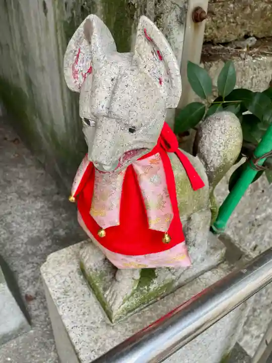 真島稲荷神社の{uncategorized: "未分類", other: "その他", undefined: "問題あり", building: "その他建物", grave: "お墓", sacred_gate: "鳥居", guardian: "狛犬", statue: "像", buddha: "仏像", history: "歴史", nature: "自然", garden: "庭園", animal: "動物", pagoda: "塔", temizu: "手水舎", mountain_gate: "山門・神門", sanctuary: "本殿・本堂", subordinate: "末社・摂社", art: "芸術", scenery: "景色", jizo: "地蔵", ema: "絵馬", goshuin: "御朱印", omikuji: "おみくじ", items: "授与品その他", amulet: "お守り", goshuincho: "御朱印帳", eats: "食事", festival: "お祭り", votive_dance: "神楽", shichigosan: "七五三参", wedding: "結婚式", experience: "体験その他", initially: "初詣", around: "周辺", anti_infection: "感染症対策"}