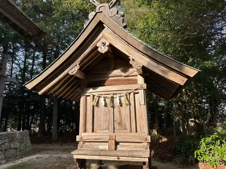 六所神社の{uncategorized: "未分類", other: "その他", undefined: "問題あり", building: "その他建物", grave: "お墓", sacred_gate: "鳥居", guardian: "狛犬", statue: "像", buddha: "仏像", history: "歴史", nature: "自然", garden: "庭園", animal: "動物", pagoda: "塔", temizu: "手水舎", mountain_gate: "山門・神門", sanctuary: "本殿・本堂", subordinate: "末社・摂社", art: "芸術", scenery: "景色", jizo: "地蔵", ema: "絵馬", goshuin: "御朱印", omikuji: "おみくじ", items: "授与品その他", amulet: "お守り", goshuincho: "御朱印帳", eats: "食事", festival: "お祭り", votive_dance: "神楽", shichigosan: "七五三参", wedding: "結婚式", experience: "体験その他", initially: "初詣", around: "周辺", anti_infection: "感染症対策"}